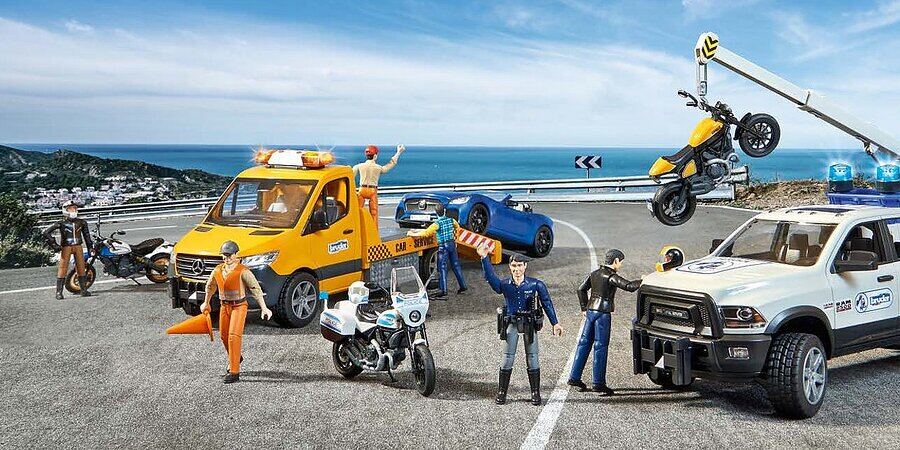 Mașinuțe Bruder: platformă de tractare Mercedes-Benz Sprinter, pickup RAM de intervenție, motociclete și figurine bworld